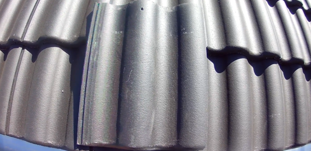 Цементно-песчаная черепица обладает высокой устойчивостью к атмосферным воздействиям, включая ультрафиолетовое излучение, кислотные дождевые осадки и загрязнения окружающей среды