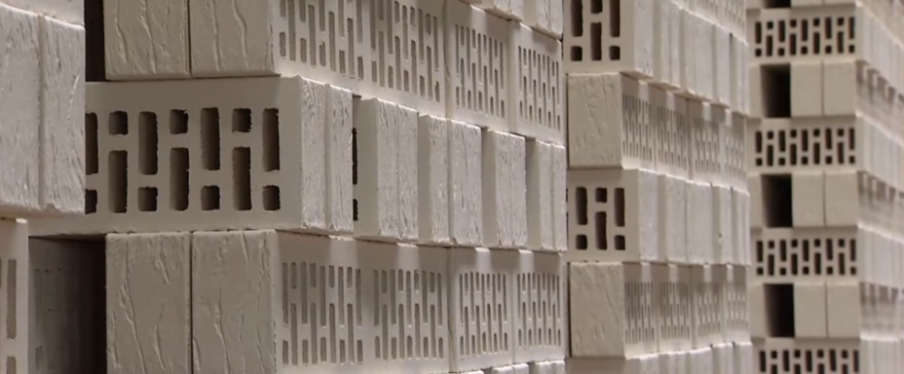 Облицовочный кирпич ОСМиБТ — это керамический фасадный материал, изготовленный по современным технологиям из высококачественной глины с добавками, обеспечивающими повышенную морозостойкость, водопоглощение и устойчивость к ультрафиолету Облицовочный кирпич ОСМиБТ — это керамический фасадный материал, изготовленный по современным технологиям из высококачественной глины с добавками, обеспечивающими повышенную морозостойкость, водопоглощение и устойчивость к ультрафиолету