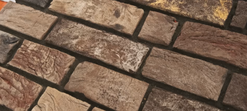 Что лучше — клинкер или керамика? Всё зависит от целей проекта, условий эксплуатации и бюджета. Для экстремальных климатических условий, где важна морозостойкость, низкое водопоглощение и долговечность — клинкер однозначный лидер.