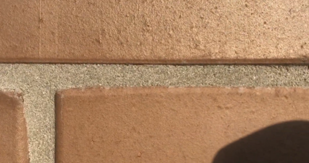 Стандартные размеры кирпича составляют 250×120×65 мм, что обеспечивает удобство укладки и минимизацию отходов. Варианты с расширенными формами и дополнительными технологическими отверстиями позволяют адаптировать материал под специфические архитектурные и инженерные задачи.