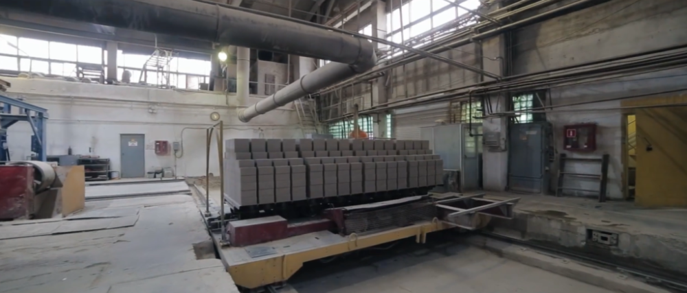 Плотность силикатного кирпича достигает 1,8 г/см³, а теплоизоляционные свойства позволяют снизить энергоемкость зданий в среднем на 15%, что подтверждается результатами независимых экспертиз