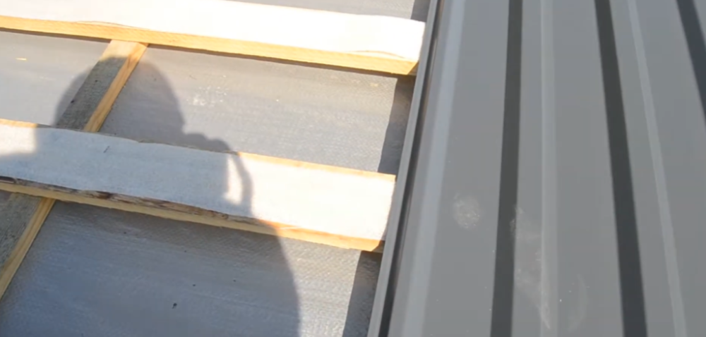 Какой нахлест профлиста делать на крыше: Стандарты, расчеты и практические секреты