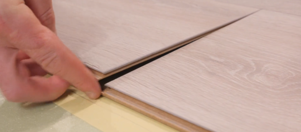 Ламинат Rooms представляет собой современное и технологически продвинутое напольное покрытие, отличающееся высокой плотностью и износостойкостью, что обеспечивает его долговечность и устойчивость к ежедневным нагрузкам