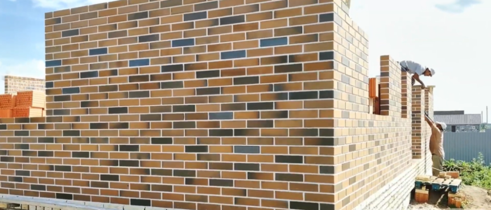 Преимущества лицевого кирпича Магма очевидны и выражаются в сочетании высоких технических характеристик с эстетическими качествами, что делает его идеальным решением для современных архитектурных решений