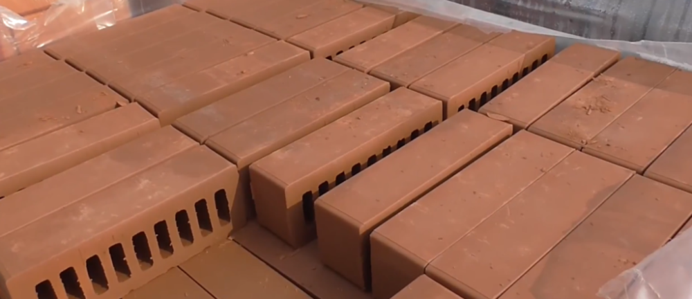 Ассортимент включает полнотелый кирпич, поризованный, лицевой и клинкерный варианты, отвечающие требованиям ГОСТ и международных стандартов ISO